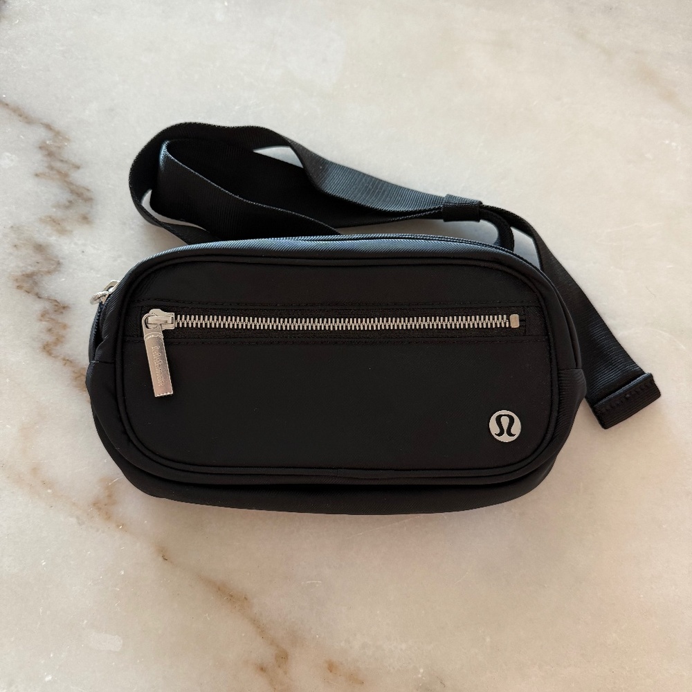 Men’s Lululemon black belt bag